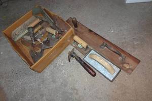 lot 110 image: Assorted Masonry Tools - Trowels, Float, Scraper