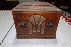 lot 112 image: Antique Auburn Wood Tube Radio