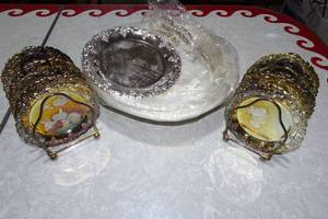 lot 114 image: Metal Coaster Set with Tiered Serving Tray