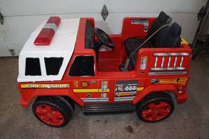 lot 4 image: National Products 12V Fire Engine Ride-On Toy