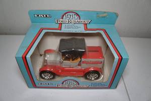 lot 9 image: ERTL 1918 Ford Runabout 125 Scale Die Cast Bank - Ben Franklin