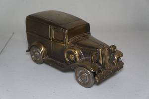 lot 16 image: Vintage Banthrico 1934 Ford Delivery Coin Bank