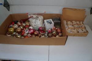 lot 33 image: Assorted Vintage Christmas Ornaments - Bulbs, Some Antique