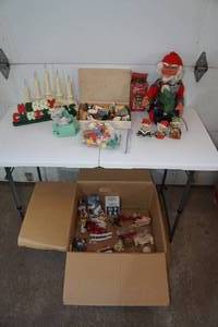 lot 41 image: Assorted Vintage Christmas Decorations