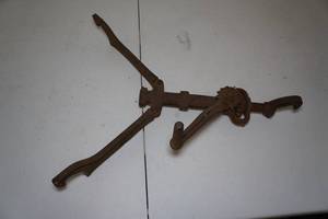 lot 55 image: Antique Cast Iron Hand Crank Puller