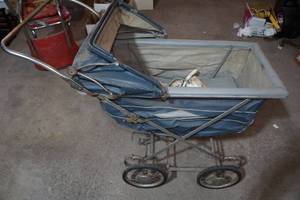 lot 93 image: Antique Baby Buggy with Brakes and Suspension