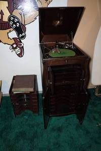 lot 161 image: 1920 Victor Model Eleven Floor Cabinet Turntable - VV-XI