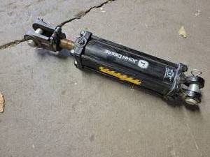 John Deere hydraulic Cylinder - Model TY8629 - 3 x 8 2500PSI - Unused