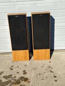 lot 17 image: Lot of 2 Fisher Speakers 40 Inch Tall