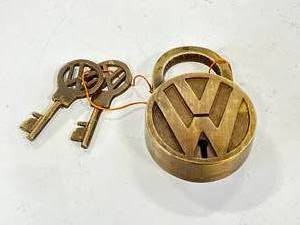 lot 27 image: Solid Brass VW Volkswagen Lock w 2 Working Keys 3 716 Inch Tall