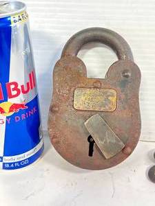 lot 39 image: Large 5 Inch Colt Firearms Factory Lock w 2 Working Keys
