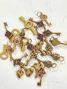 lot 43 image: Lot of 25 Small Brass Keys
