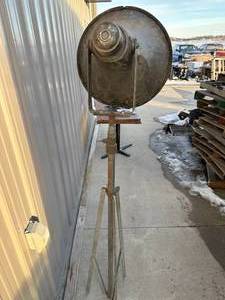 lot 58 image: Universal  Loudspeaker 77 Inch Tall