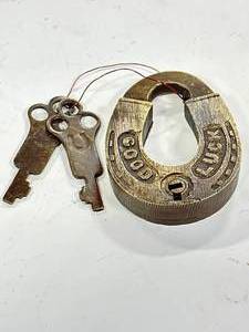 lot 91 image: Good Luck Brass Horseshoe Lock w 2 Keys  2  Inch Tall