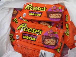 12- 2.6 oz Reeses Pretzels Big Cup...