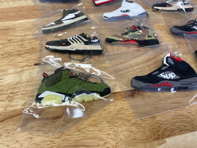 lot 40A image: Collection of 25 Brand New Nike and Jordan Shoe Sneaker Keychains Retro Air Max P