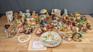 lot 148 image: Collection of over 25 Cherished Teddies Figurines, Plaques and Plates M