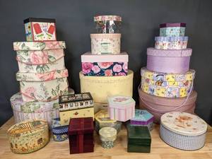 lot 158 image: A Collection of Various Sized Round, Square and Hexagon Boxes and Rectangle Jewelry Box from JC Penney  M