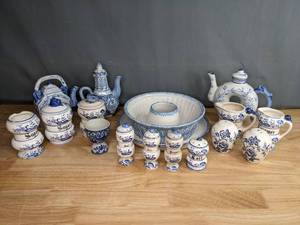 lot 175 image: White and Blue Designed Blue Onion 17-Piece Dish Set  M