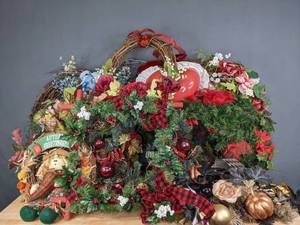 lot 317 image: Wreathes for Christmas, Halloween, Valentines Day, Easter, Autumn, and More  M