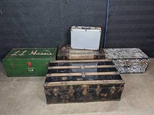 lot 298 image: Set of Five Vintage Various Sized Boxes   M