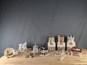 lot 290 image: Lemax Porcelain Figurine, Holiday Village Buildings, The Kneeling Santa Plate  M