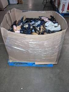 lot 26 image: Resellers Shoemania 48 Wide Box of Womens Shoes New & Pre-Owned Z