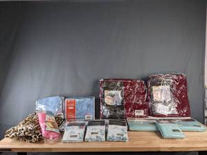 lot 96 image: A Collection of Sheets, Blankets and Pillowcases  Z