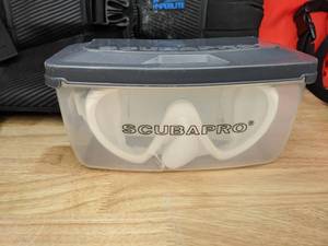 lot 61 image: Scubapro Ghost EZ Mask in White, Hyperlite Life Vest and (2) Adult Universal Life Vests E