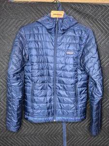 lot 5 image: NEW Patagonia Mens Extra Small Classic Navy Nano Puff Hoody E