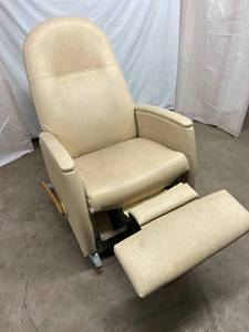 MSRP $4000 HIGH QUALITY&nbspLAZYBOY MEDICAL GRADE EXTRA WIDE PATIENT ROOM LOUNGE GERI CHAIR RECLINER ON 4 LOCKING WHEELS &amp PULL OUT FOOT PLATE - WORKS GREAT