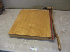 Paper cutter