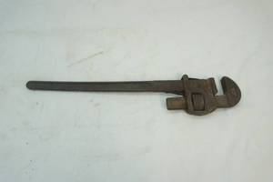 lot 3 image: pipe wrench