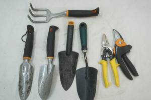 lot 18 image: garden tools