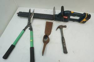 lot 19 image: ryobi hedge trimmer, grass shear