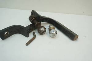 lot 23 image: hitches, balls
