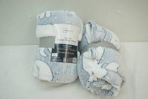 lot 67 image: velvet plush throw