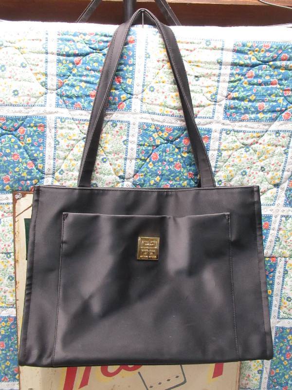 lot 66 image: Black Purse