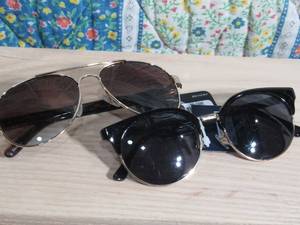 lot 60 image: Womens Revlon Sunglasses