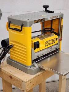 lot 24 image: Dewalt Portable Finishing Bench Top Planer Model DW734