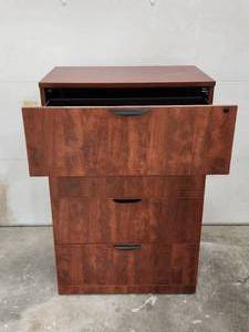 lot 216 image: (4) Drawer Filing Cabinet