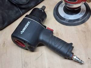 lot 164 image: (2) Pneumatic Air Tools