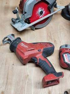 lot 207 image: Assorted Milwaukee Cordless Tools