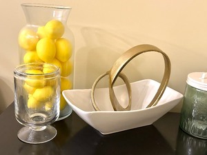 lot 221 image: Variety of Lovely Home Decor Items