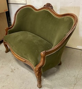 lot 253 image: Lovely Vintage Settee