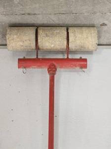 lot 405 image: Heavy Duty Linoleum Installation Roller
