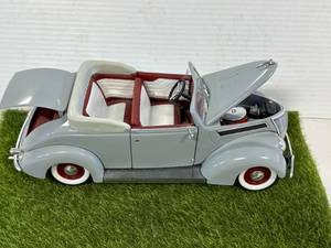 lot 22 image: 1937 Ford Convertible 118