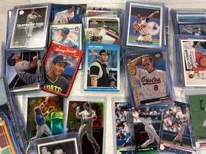 lot 32 image: Misc. Vintage Baseball Card Lot