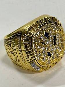 lot 57 image: 2000 Yankees Championship Replica Ring