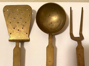 lot 81 image: Set of 5 Vintage Hangable Brass Utensils